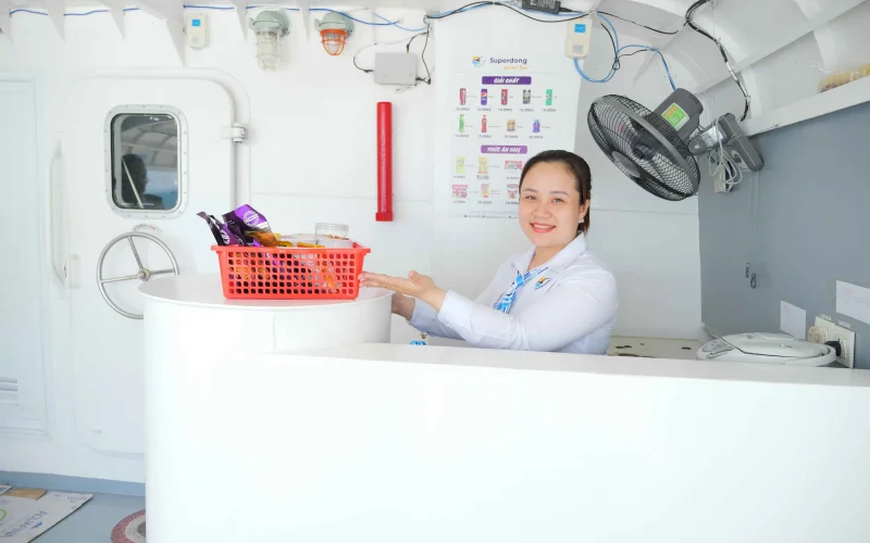 Quầy minibar phục vụ đồ ăn nước uống trên tàu cao tốc Superdong Rạch Giá Phú Quốc