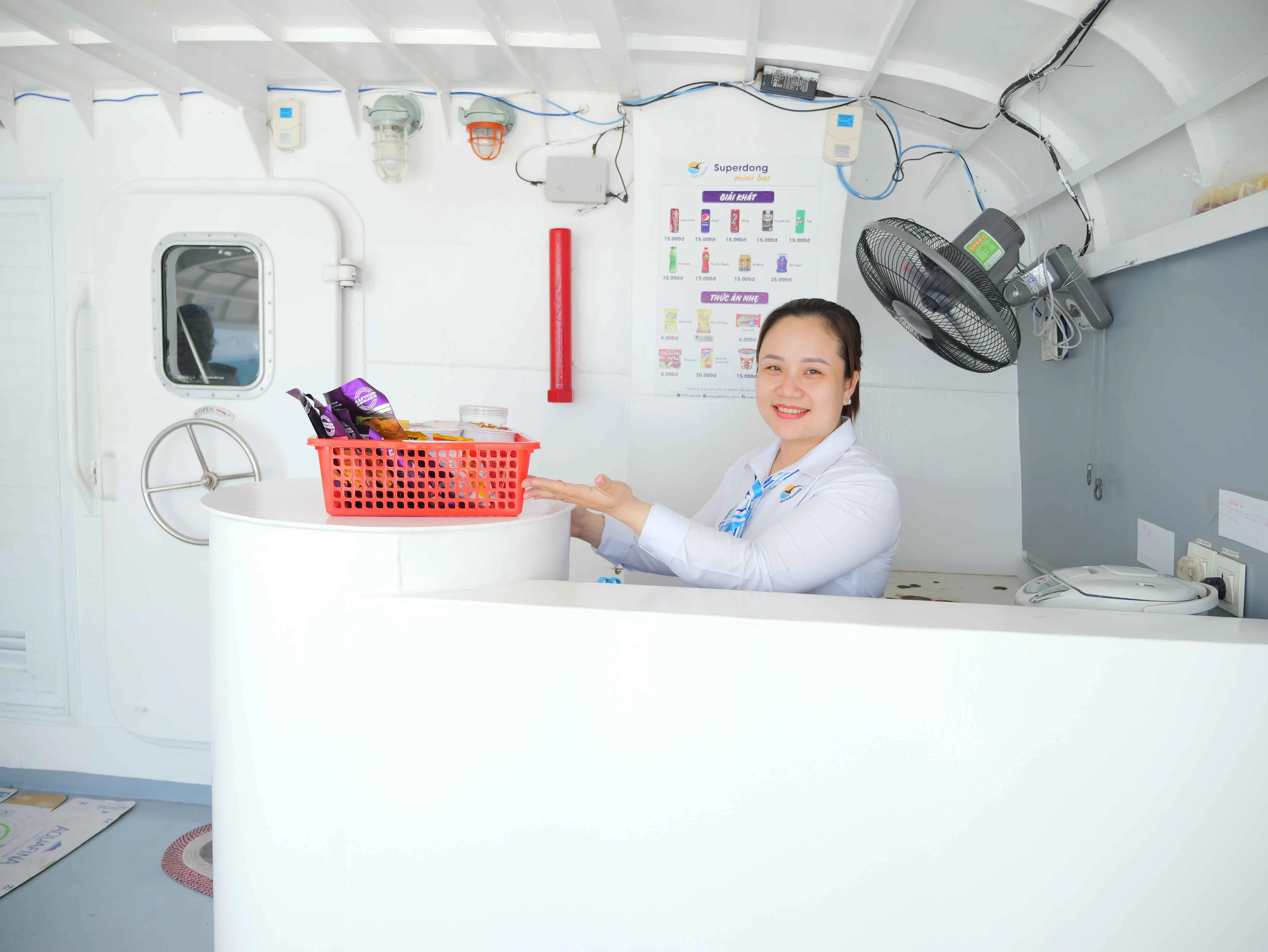 Quầy minibar phục vụ đồ ăn nước uống trên tàu cao tốc Superdong Rạch Giá Phú Quốc